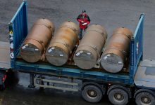 Фото - «Казатомпром» рассматривает возможность увеличения поставок урана через Каспий в обход России